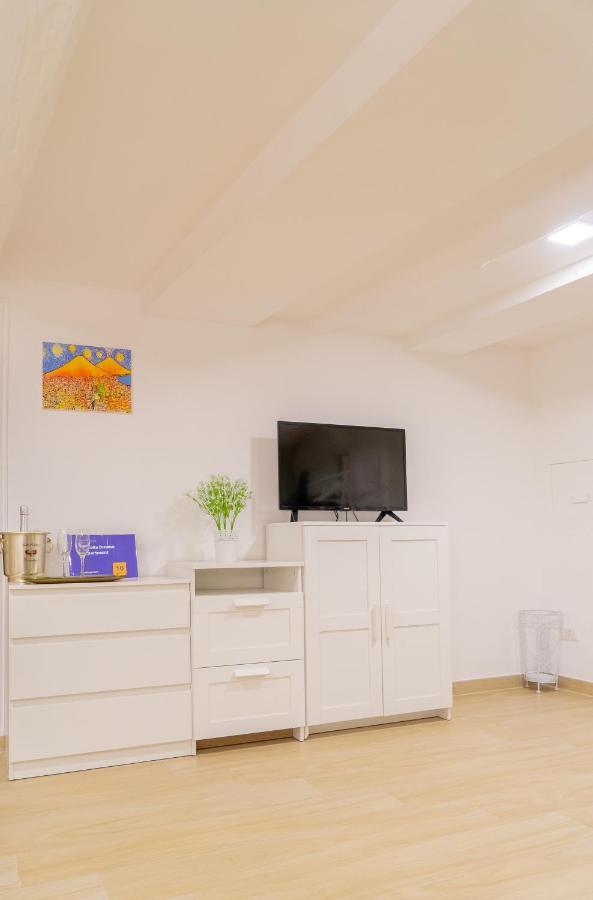 Reginella Duomo Apartment Наполи Екстериор снимка